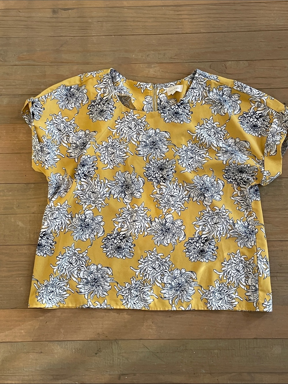 Mello Day Women’s Floral Short Sleeve Top in Mustard Yellow XL